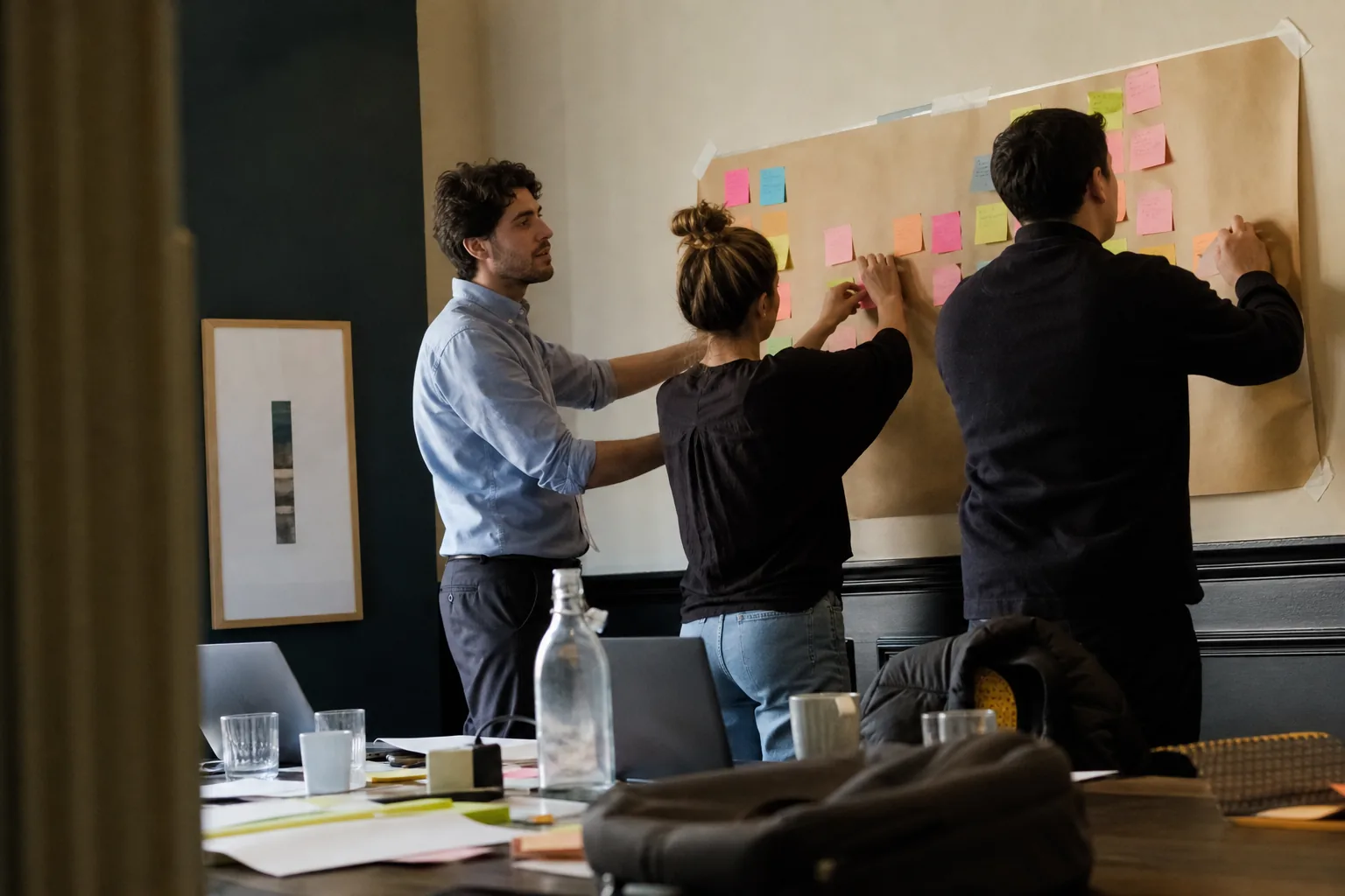 Consultant leading a workshop with sticky notes for a new client engagement